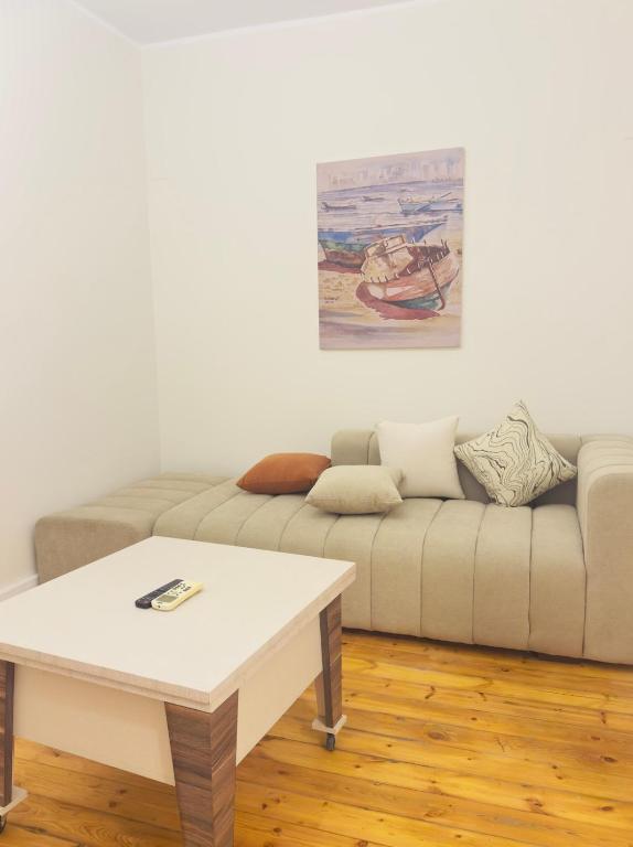 Elegant Downtown Escape في القاهرة: غرفة معيشة مع أريكة وطاولة