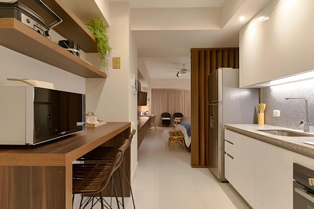 una cocina con fregadero y refrigerador en Caribbean Sea Panoramic View Suite on 17 Level, en La Puntica de Juan Dolio