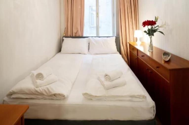 Ένα ή περισσότερα κρεβάτια σε δωμάτιο στο Premium Apartment with Shared Balcony & Free Parking