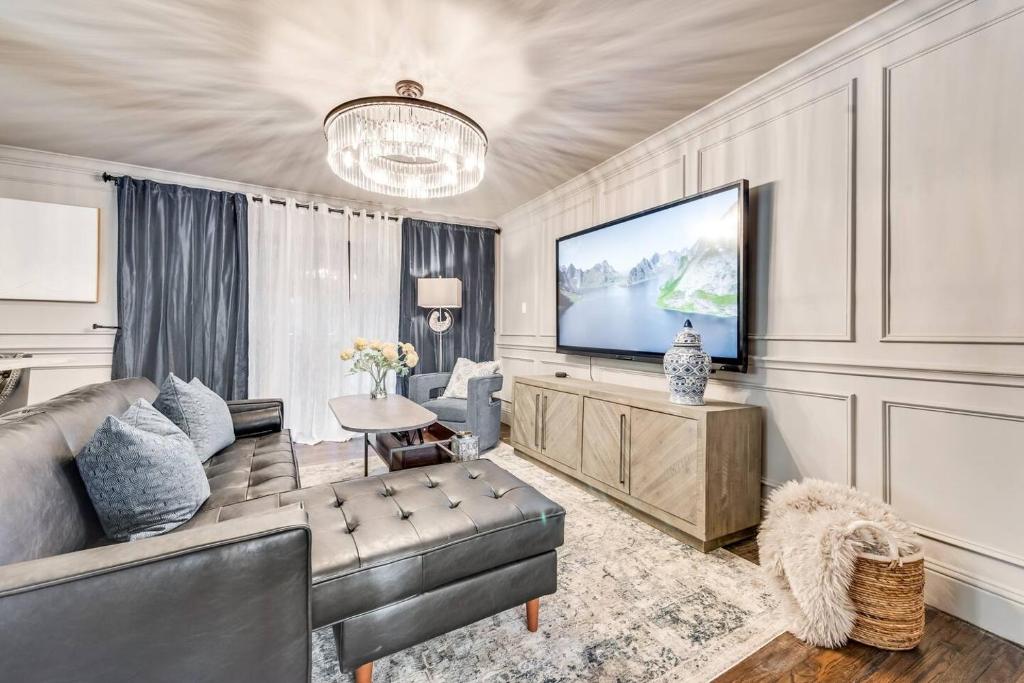 Televiisor ja/või meelelahutuskeskus majutusasutuses Elegant One-bedroom Suite With On-site Jacuzzi