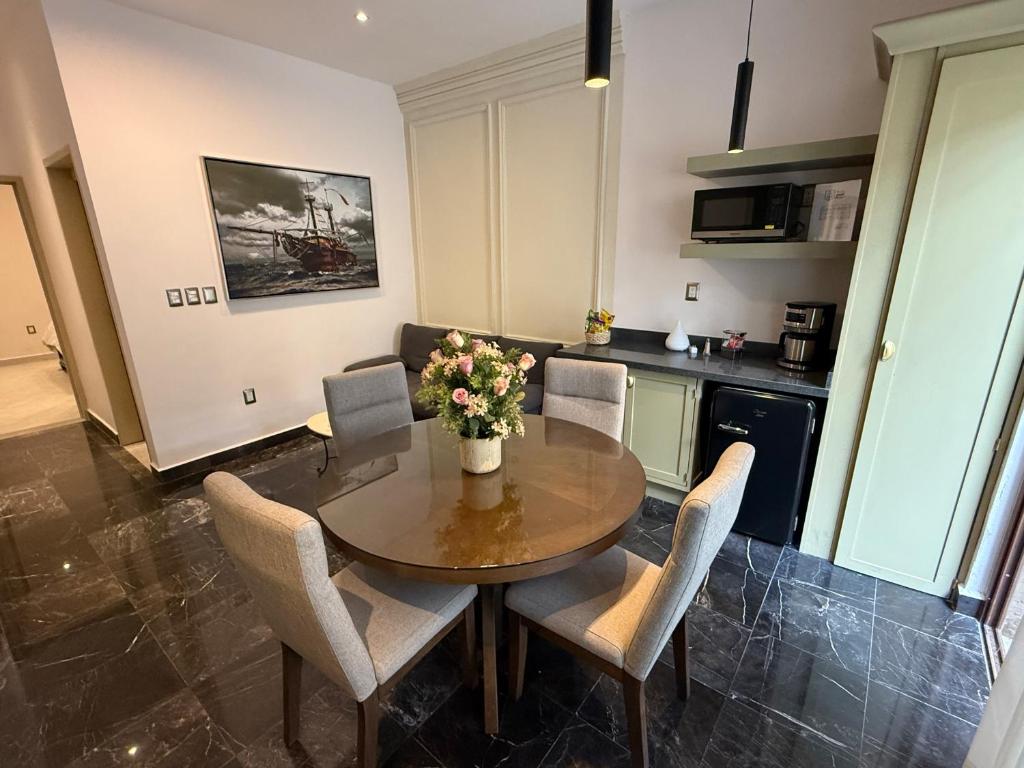 a dining room with a table and chairs and a kitchen at Napoleon en ValQuirico in Santeagueda