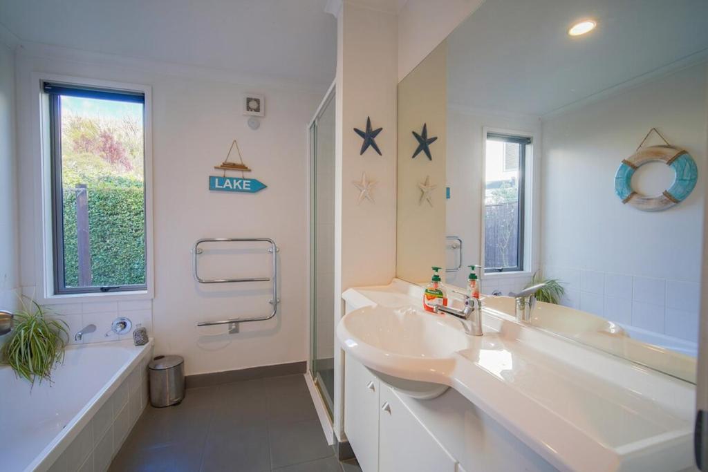 Sunny, Spacious and Private Wanaka Home in a great location! - Resim 9