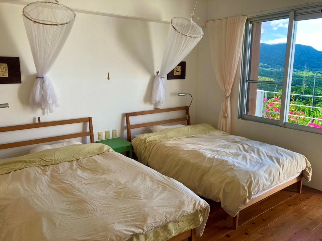 川平にあるNico House A - Vacation STAY 07461vの窓のある部屋にベッドが2つある