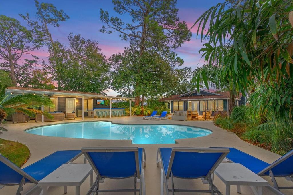 Swimmingpoolen hos eller tæt på High Tide Haven By StayLage