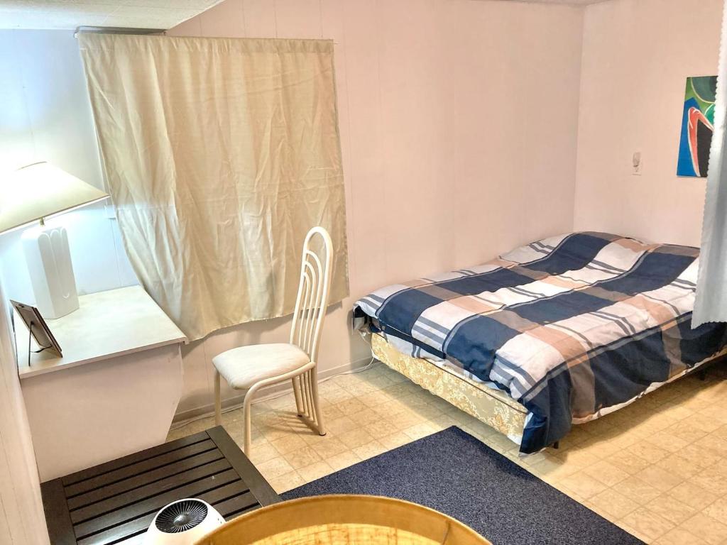 Ένα ή περισσότερα κρεβάτια σε δωμάτιο στο Studio Suite with private Living room at semi-basement