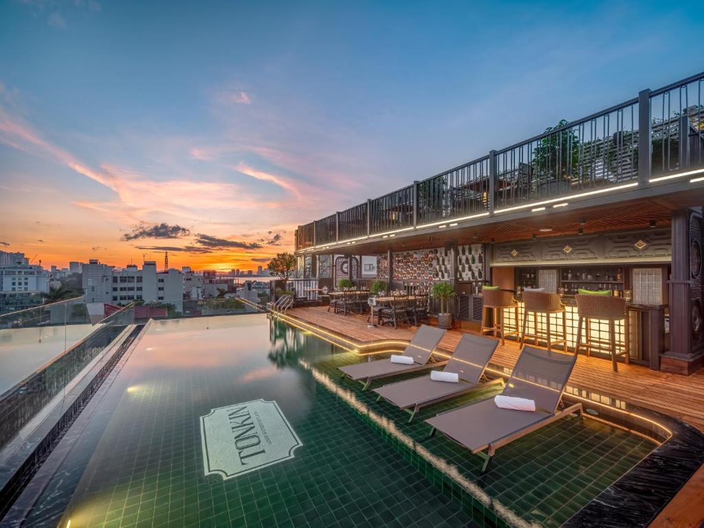 Bazén v ubytování Tonkin Luxury Boutique Hotel & Spa nebo v jeho okolí