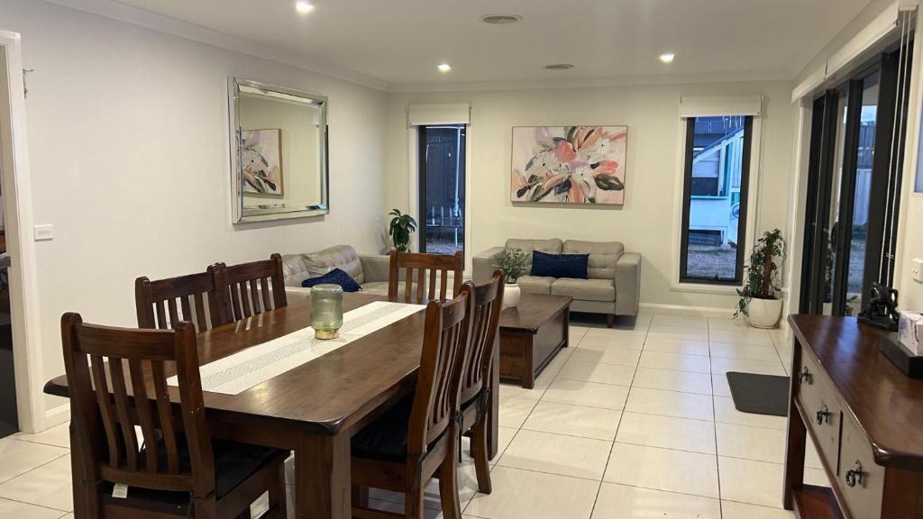 Una cocina y una sala de estar con mesa y sillas. en Lap of Luxury- Bathurst House, en Kelso