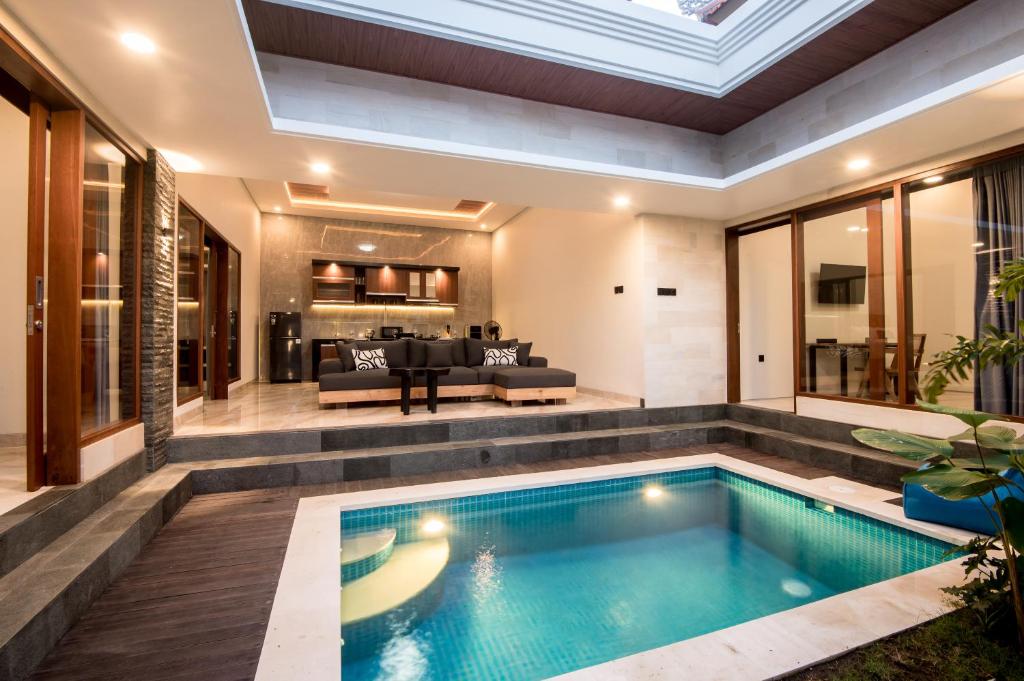 - Piscina infinita en una casa con sala de estar en Villa Sakura III Seminyak, en Seminyak