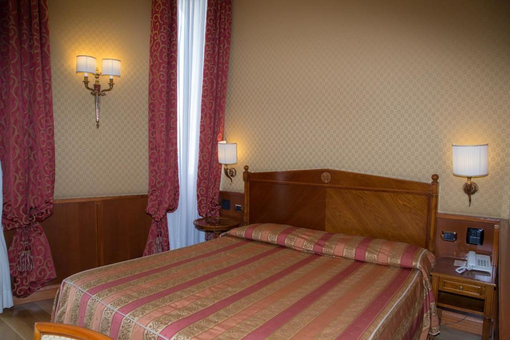Postel nebo postele na pokoji v ubytování Livingston Hotel