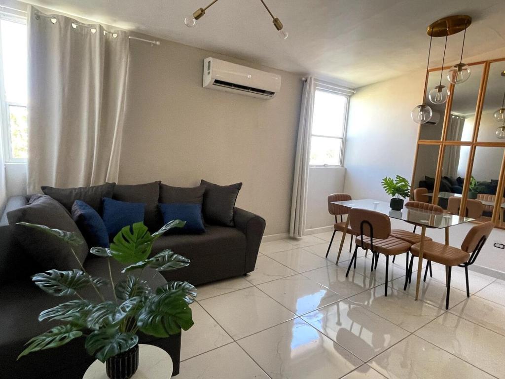 a living room with a couch and a table at Acogedor departamento cerca de la X in Arena