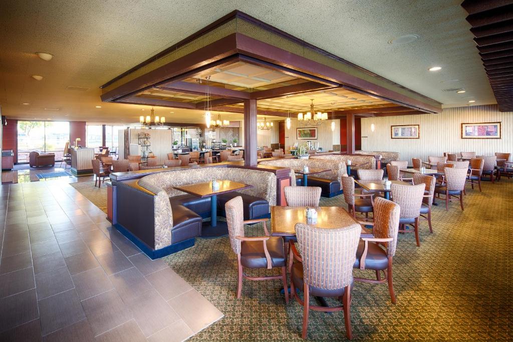 a restaurant with tables and chairs and a bar at Red Lion Hotel Pendleton in Pendleton
