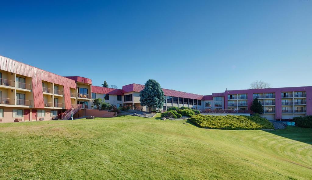 a large yard in front of a building at Red Lion Hotel Pendleton in Pendleton