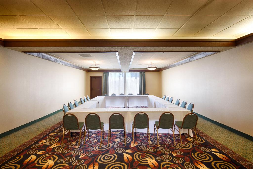 a conference room with a large table and chairs at Red Lion Hotel Pendleton in Pendleton