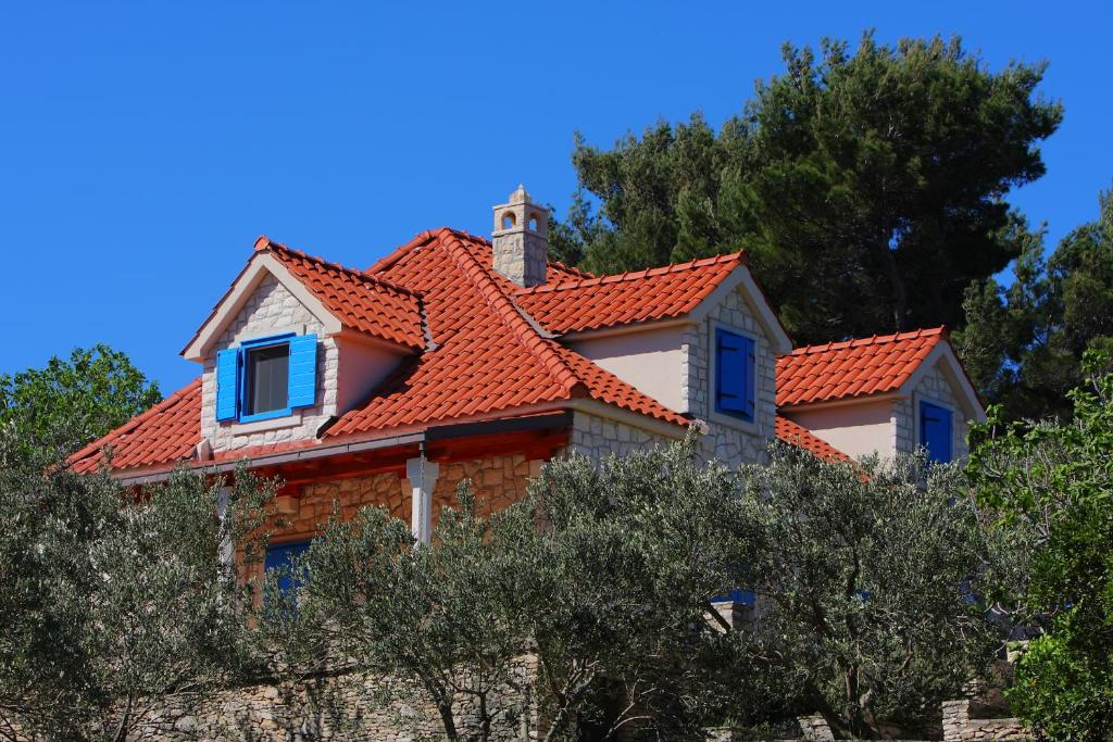 una casa con tetto arancione di Holiday Home Olea a Splitska