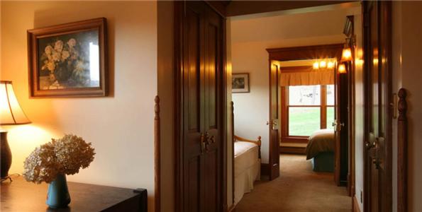 Breezy Hill Inn - Queen Suite