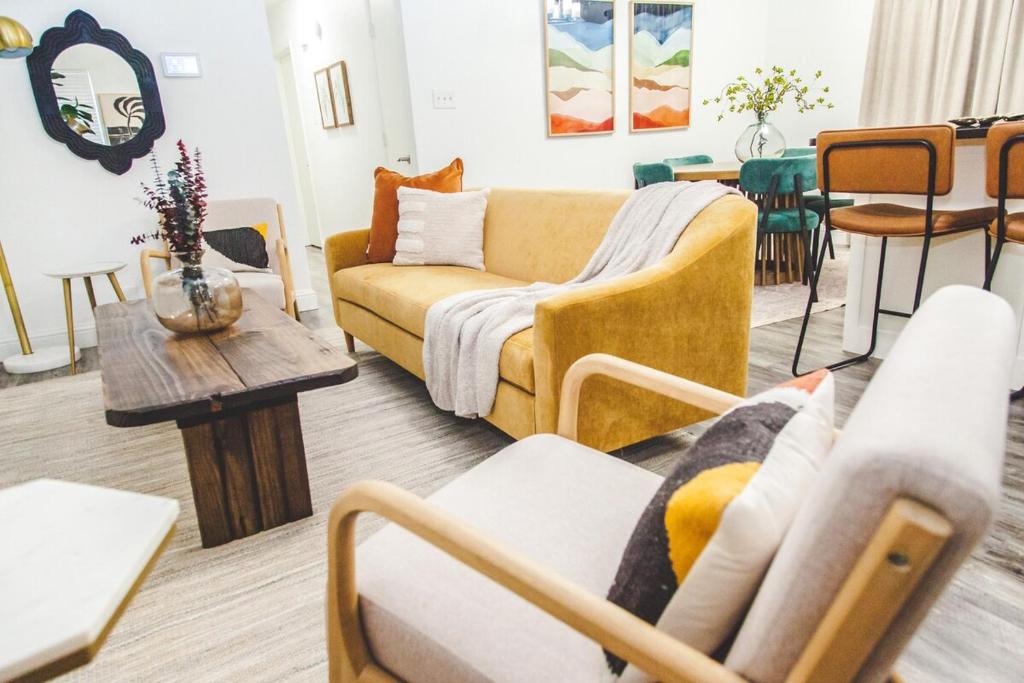 un soggiorno con un divano e un tavolo di Chic Comfort Restful Escape a Fort Worth