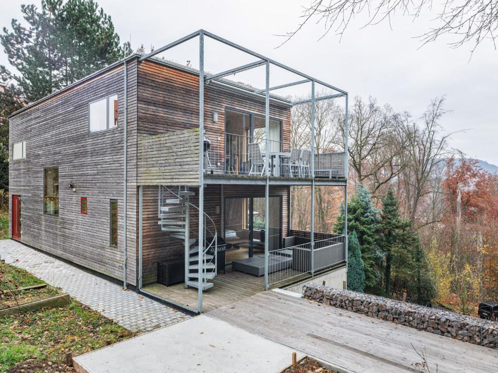 a modern house with a glass facade at Waldnahes Ferienhaus in Freital in Freital