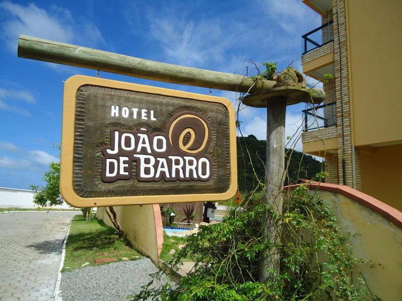 un panneau indiquant un hôtel laoco de barro dans l'établissement Hotel Joao de Barro, à Itajaí