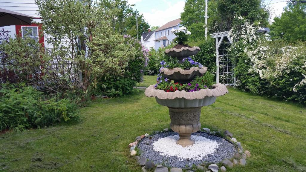 Aed väljaspool majutusasutust Inn on Frederick