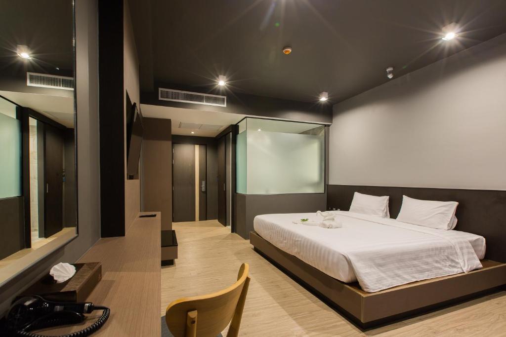 Postel nebo postele na pokoji v ubytování Maya Phuket Airport Hotel-Naiyang Beach