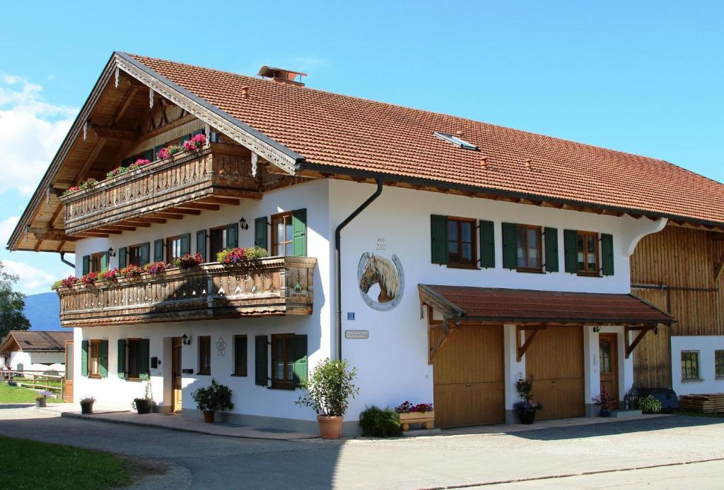 ein Gebäude mit einem Balkon mit Blumen darauf in der Unterkunft Ferienwohnung Erhard in Schönberg