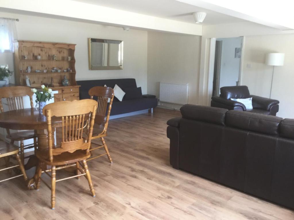 A seating area at Studio Apartment Fir Trees 