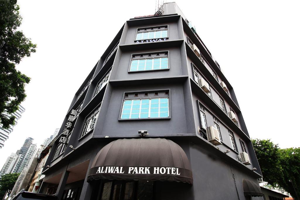 um edifício com uma placa que lê Hotel Parque Animal em HOTEL JJH Aliwal em Singapura
