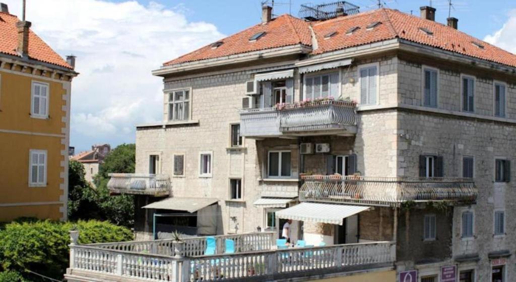 Budova, v ktorej sa apartmán nachádza