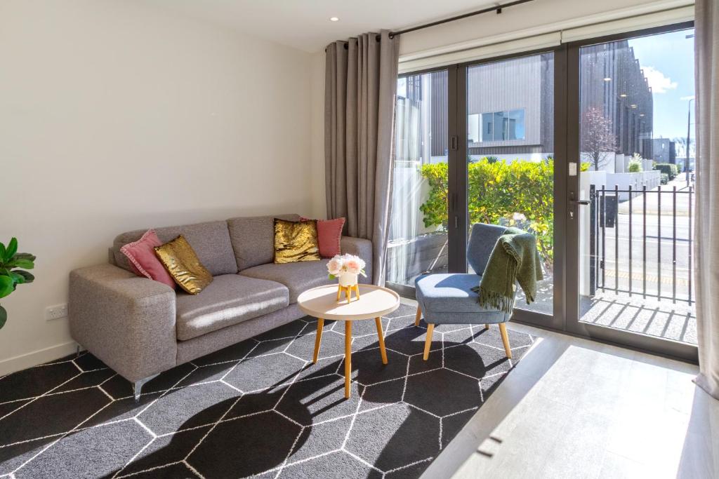 Stadium Edge Retreat Modern 2-Bed plus Carpark - Resim 1