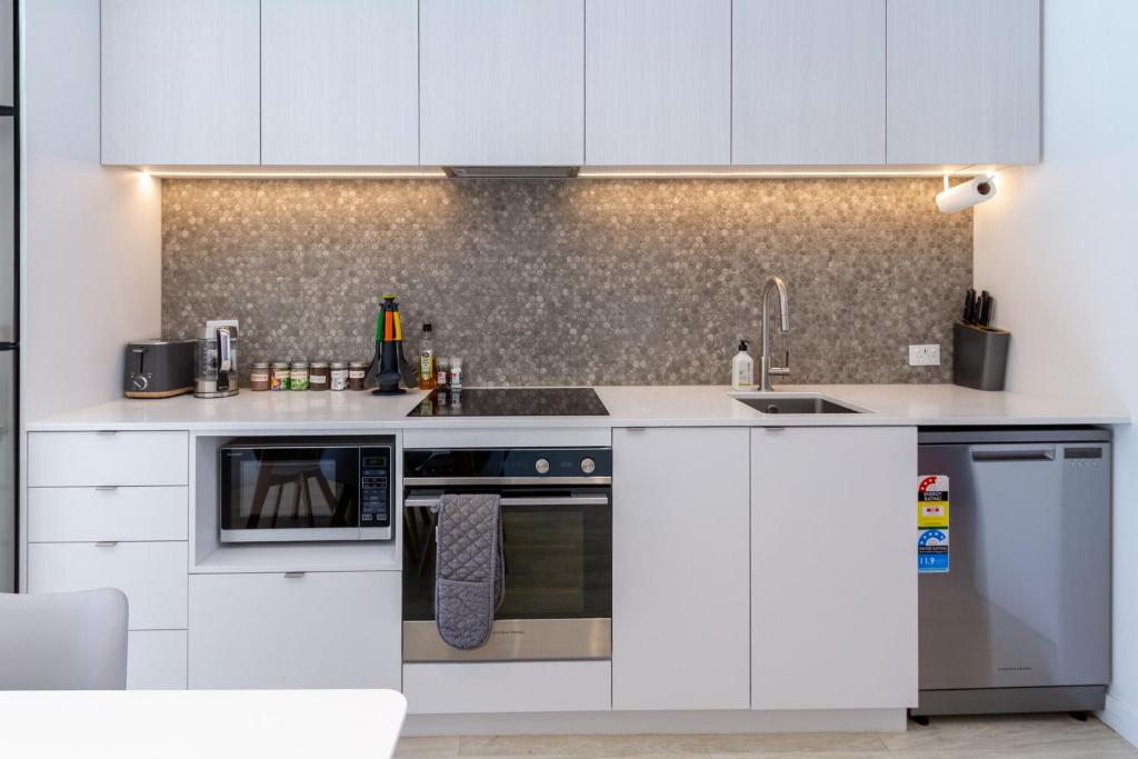 Stadium Edge Retreat Modern 2-Bed plus Carpark - Resim 14