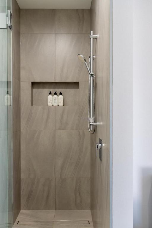 Stadium Edge Retreat Modern 2-Bed plus Carpark - Resim 3