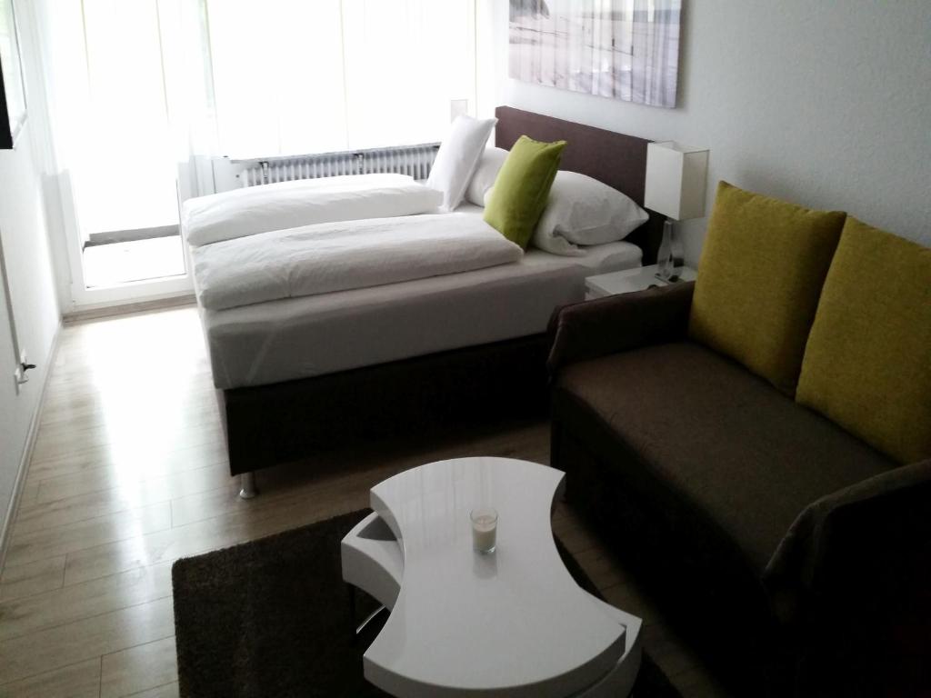 ein Wohnzimmer mit einem Sofa und einem Bett in der Unterkunft Ferienwohnung am Weiher in Meersburg