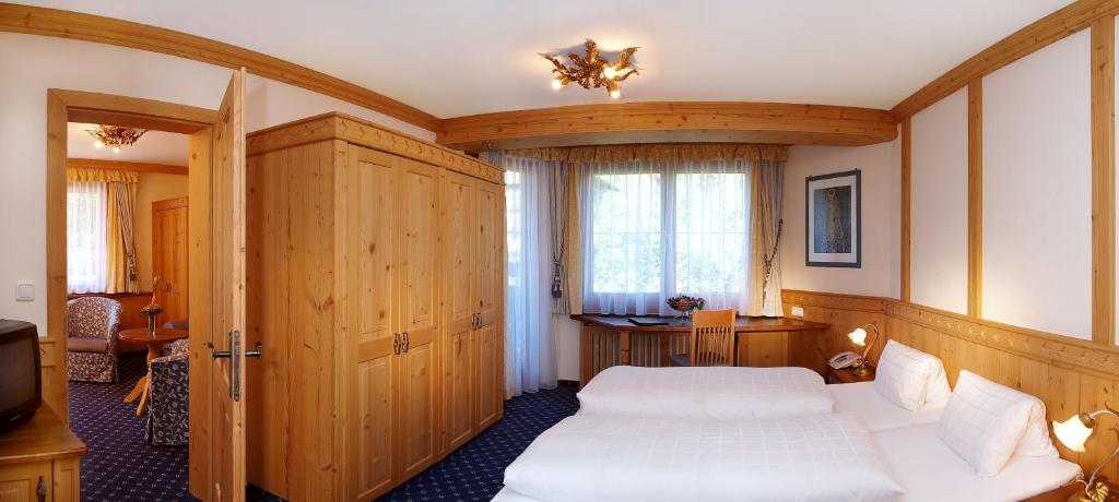 Postel nebo postele na pokoji v ubytování Hotel Alpenhof Kristall