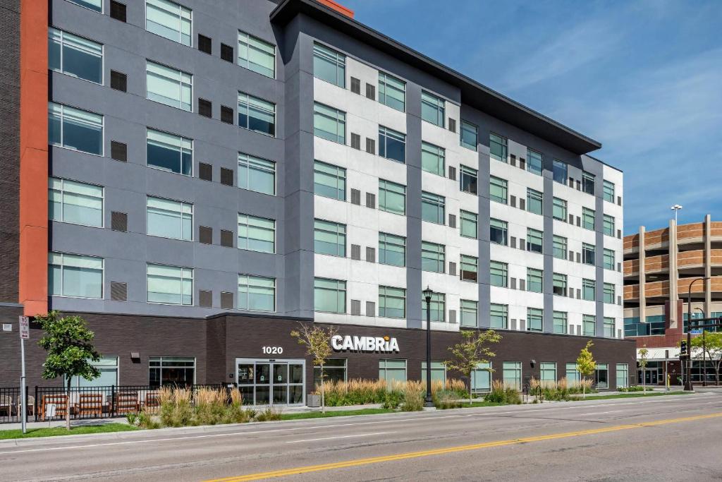ミネアポリスにあるCambria Hotel Minneapolis Downtownの大通り建築