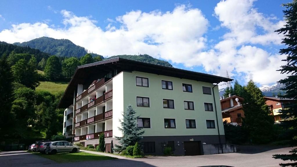 budynek z zaparkowanym przed nim samochodem w obiekcie Appartement Kaprun4You w Kaprunie