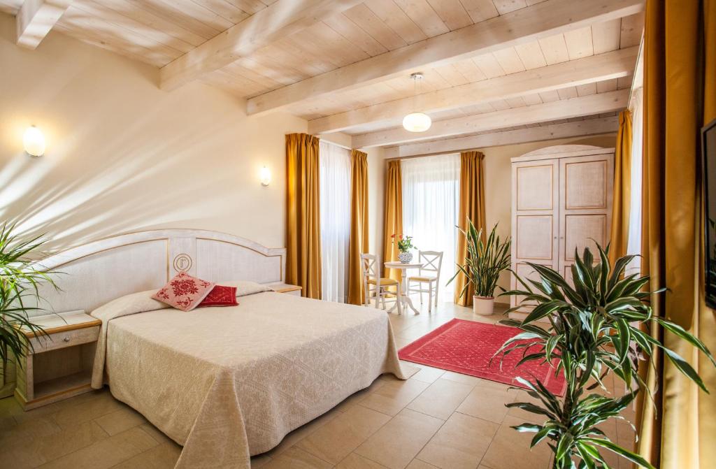 Łóżko lub łóżka w pokoju w obiekcie Hotel Raffael PHG