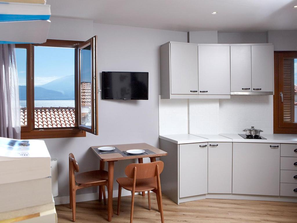 Kuchyňa alebo kuchynka v ubytovaní Apollon Library Suites