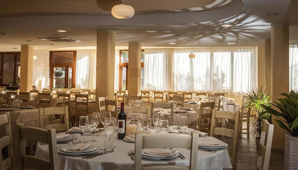 Restauracja lub miejsce do jedzenia w obiekcie Hotel Raffael PHG