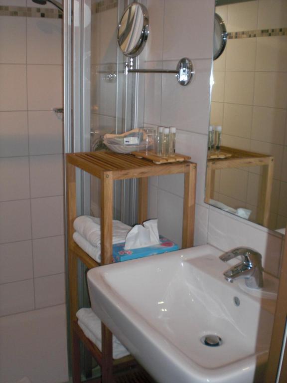 Koupelna v ubytování Akzent Hotel Jonathan