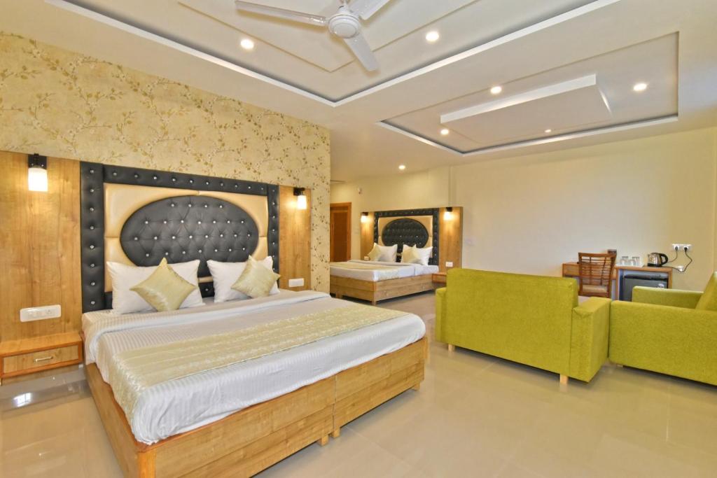 Katil atau katil-katil dalam bilik di Dharamshala Luxury Hotel Pine View- Free Parking-cricket stadium 5 km-Mountain View-Felling like you are stay in 5 Star Hotel