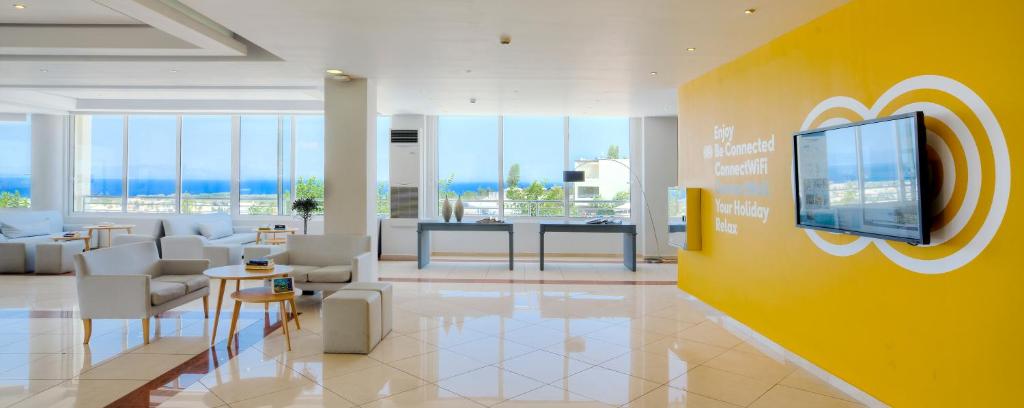 TV a/nebo společenská místnost v ubytování Kipriotis Aqualand Hotel