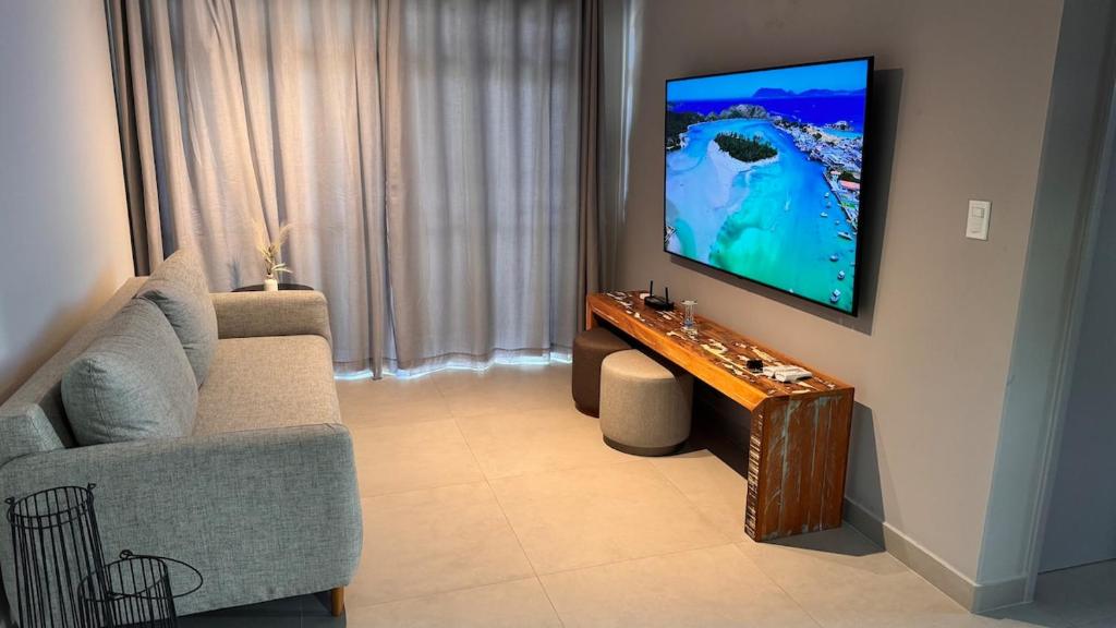 TV a/nebo společenská místnost v ubytování Apartamento Novo e Confortável em Cabo Frio