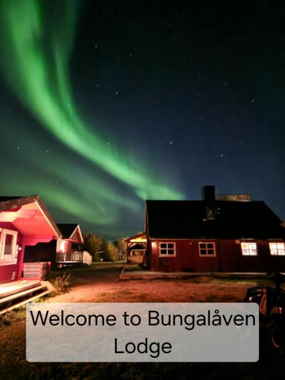 an image of a house with the aurora in the sky at Bungalåven Lodge AS in Børselv