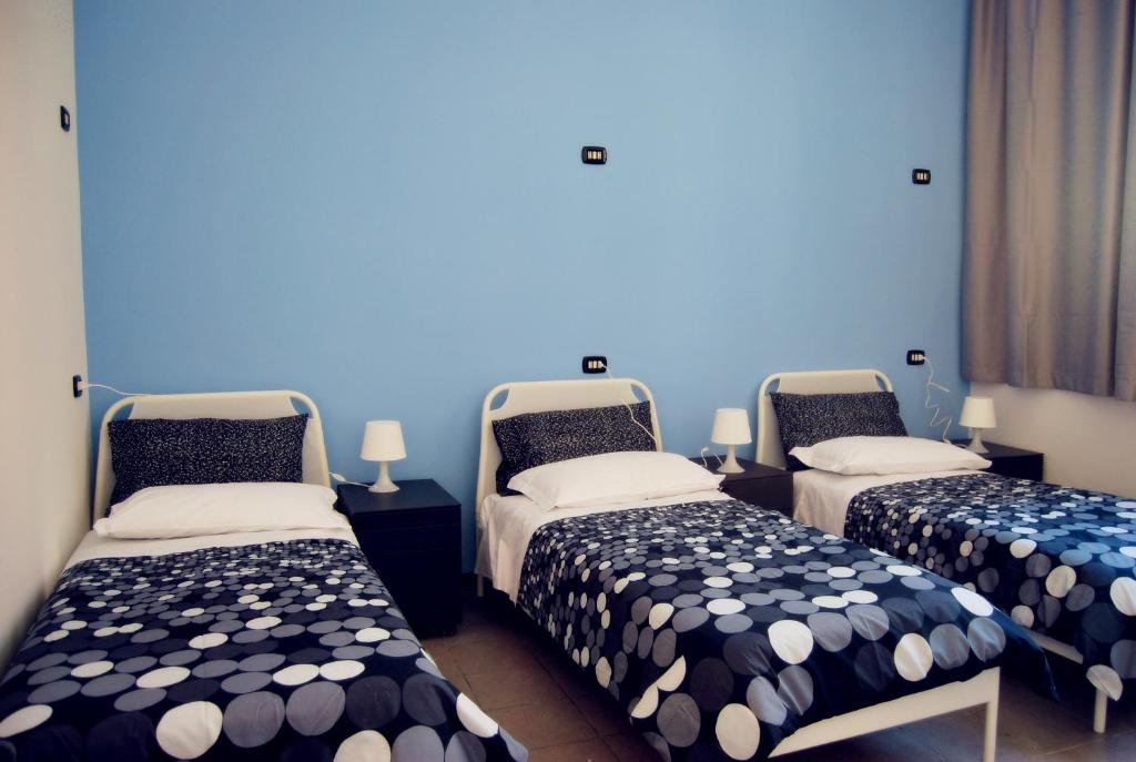 Una cama o camas en una habitación de Mio Hostel