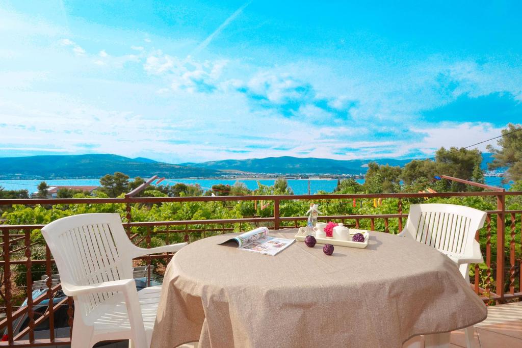 stół i krzesła na balkonie z widokiem w obiekcie Apartments Uljevic-close to the beach w Trogirze