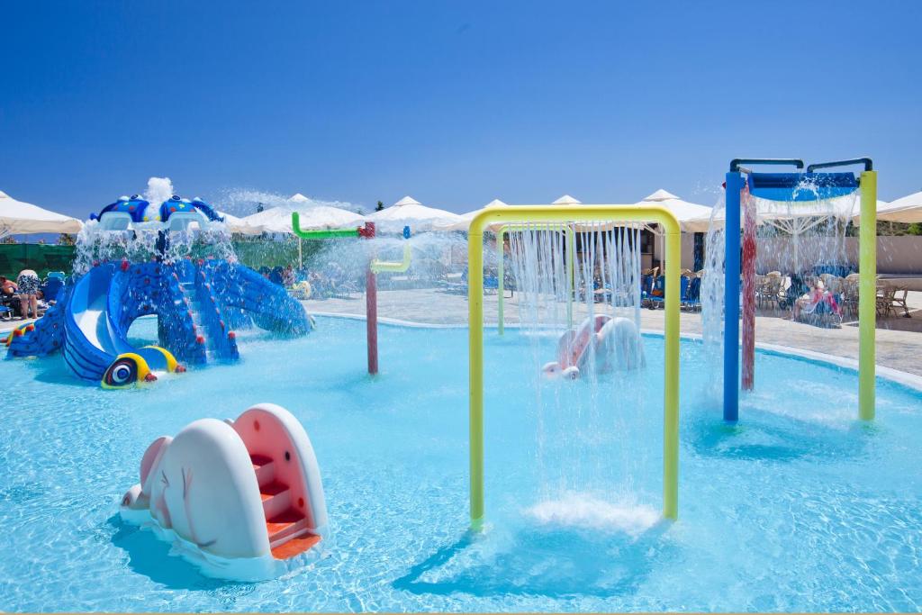 Bazén v ubytování Kipriotis Aqualand Hotel nebo v jeho okolí