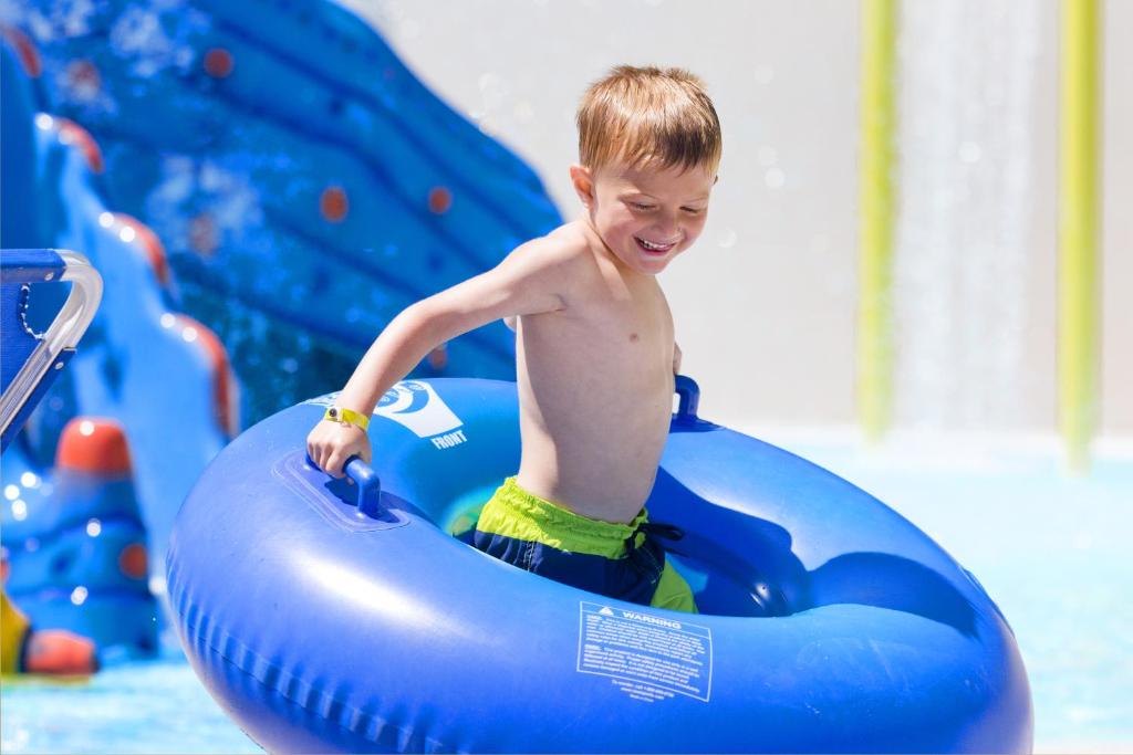 Bazén v ubytování Kipriotis Aqualand Hotel nebo v jeho okolí