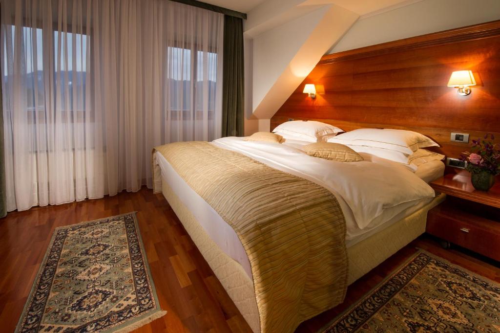Postel nebo postele na pokoji v ubytování Hotel Lovec