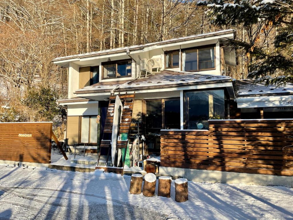 a house in the snow in the woods at Ondolphin in Narusawa