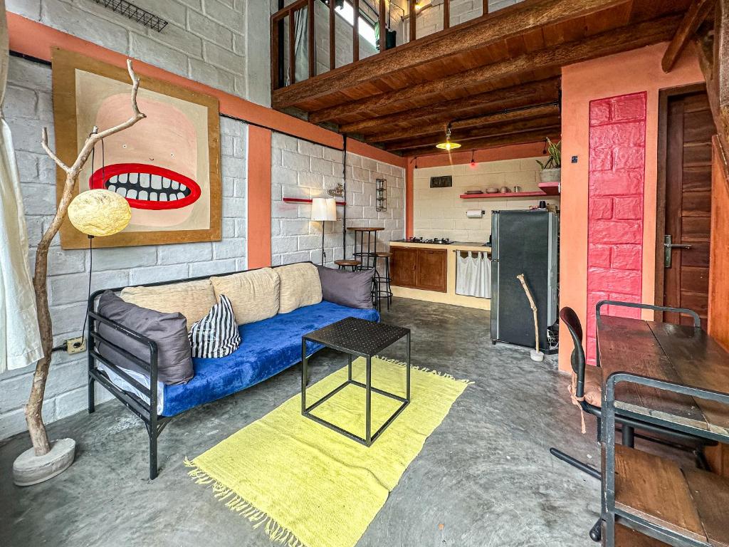 Χώρος καθιστικού στο Stylish 1BR Mezzanine Loft with Shared Pool, Gym and Private Kitchen in Canggu